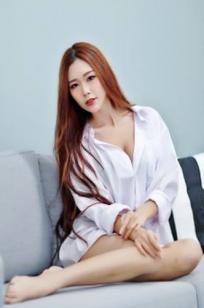 黄上晏Rubis私房性感写真：白衬衫制服诱惑与魅惑蕾丝睡衣合集，尽显完美曲线与女神气质