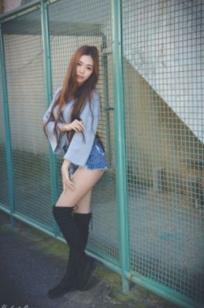 台湾正妹黄上晏Rubis古亭站街拍写真，清新毛衣搭配热裤尽显修长美腿，都市邻家风情
