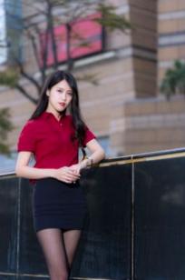 台湾正妹Candy宝儿职场OL风写真：梦时代公园街拍，黑丝美腿展现迷人御姐魅力