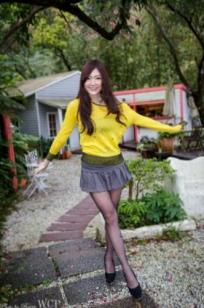 台湾正妹谢馥羽Michelle清新外拍：明黄针织衫配短裙黑丝，尽显甜美青春魅力（35P）