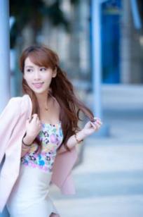 台湾正妹Kimi步吕思莹时尚户外街拍写真，清纯甜美都市旅拍气质女神美图