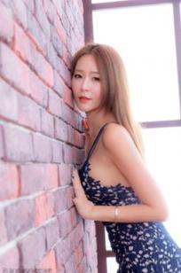 台湾正妹庄咏惠Winnie私房棚拍，白衬衫清纯居家与紧身蕾丝裙性感魅力系列精选