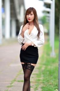 台湾正妹黄艾比Abbie干练职场OL外拍写真，白衬衫黑丝吊带尽显美腿诱惑