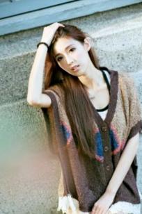 台湾正妹金允乔Kila晶晶《校园美拍》第2波：清新学姐户外校园风针织暖阳写真