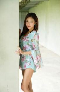 台湾正妹赵芸Syuan《优雅女神》户外庭园写真集，白色露背吊带裙展现迷人身姿 [52P]