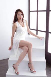 台湾正妹廖羽涵Alice板桥府中摄影棚优雅白裙写真，高开叉长裙尽显迷人美腿气质女神