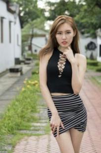 台湾正妹郭珉妏Queenie街拍写真：黑色系带背心搭配性感条纹短裙，尽显曼妙身姿，魅力十足的户外休闲风高清写真集