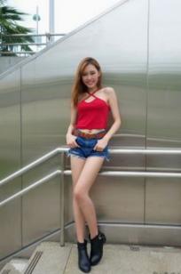 台湾正妹郭珉妏Queenie户外街拍写真，清新纯白露背裙与甜美笑容，灵动气质演绎唯美潮流街拍人像