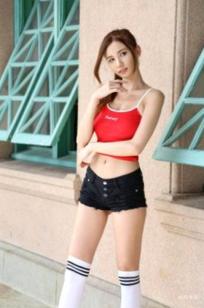 台湾正妹蔡譯心Candice街拍运动女郎写真，元气少女红色背心秀出修长美腿，充满清新活力的时尚街拍