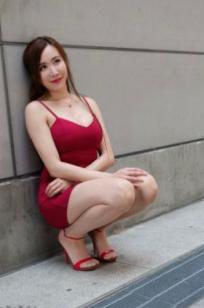 台湾正妹Dora妍希高雄巨蛋街拍，红色吊带包臀裙极致性感，御姐范十足的户外时尚写真