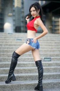 台湾正妹赵芸Syuan《台中美术馆》户外街拍写真：红色露脐装配热裤长靴，尽显火辣性感好身材