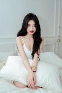 [YITUYU]艺图语 2025.07.02 居家轻私写真 oyee 白色吊带睡裙卧室私房美图 [41P]