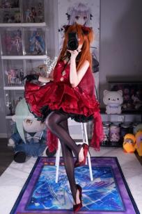 白栎Shirly明日香角色扮演私房摄影，红装黑丝演绎极致诱惑美感