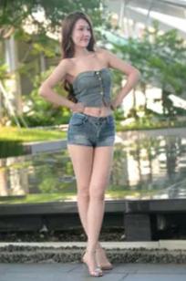 牛仔热裤美腿 - 户外街拍性感美女时尚写真 [52P]