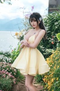 鹿八岁 黄色连衣裙 户外花海秋千性感私房照