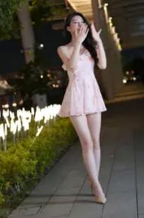 粉色纱裙户外夜景街拍美女时尚写真