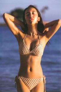 PB写真集_板野友美《release》_夏日海边度假风格写真_阳光下的湿身诱惑与清纯魅力