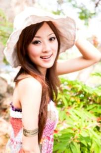 台湾女神果子MM小琉球外拍写真，夏日度假风户外清新写实街拍，记录青春活力的美好瞬间