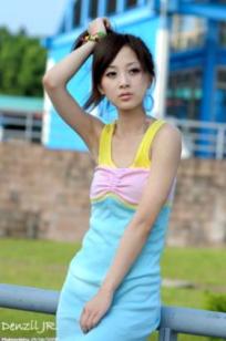 台湾正妹果子MM：阳光下色彩绚丽的吊带连衣裙户外唯美清新写真集