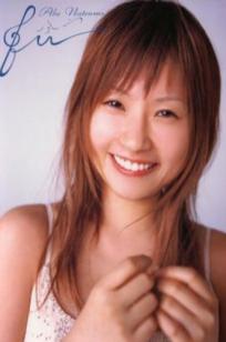 安倍夏美《Fu》经典写真：红衣比基尼的沙滩活力与居家清新随拍