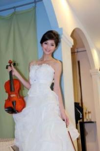 台湾正妹Emily纯白婚纱写真集：气质模特优雅室内唯美私房照