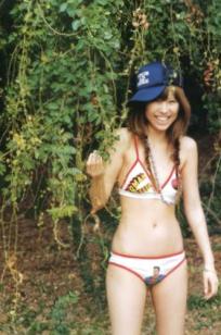 若槻千夏《Chinatty》写真集：经典户外比基尼与浴室清纯诱惑，展现完美身材与活力美感