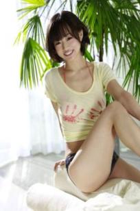 喜屋武ちあき《I DO IT ! 2》写真集：清纯短发美女身着花朵比基尼，演绎日系清新性感风格