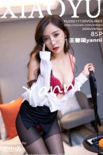 XiaoYu语画界：王馨瑶Yanni白衬衫黑短裙职业装，金丝眼镜演绎极致职场OL制服诱惑，黑丝长腿尽显成熟女人味