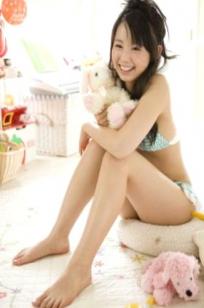 Sabra小池里奈《sabrina》清纯泳装写真集，阳光少女泳池戏水与机车系列，活力治愈系大片