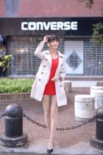 台湾正妹蔡译心户外写真合集，都市街拍、职场OL与清新赏花多变风格，尽显绝佳身材与优雅气质