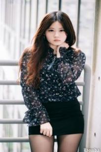 台湾美女Becky楼道职场写真，碎花OL衬衫搭配黑丝短裙，干练性感诱惑系列