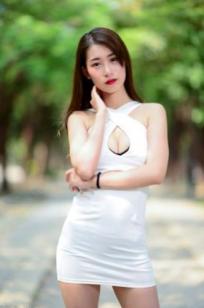 台湾正妹小雨《左营植物园》户外写真，白色修身裙尽显曼妙身姿，性感女神外拍美腿精选集