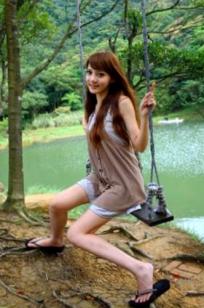 台湾正妹柠檬清新甜美户外写真，治愈系笑容灵动自然，打造满分女友感形象