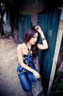 台湾大眼正妹张齐郡《炫彩外拍》清新街拍写真集，清纯甜美气质出众，尽显灵动户外女神魅力