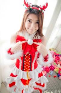 台湾正妹李思娴圣诞萌妹写真，红白诱惑圣诞装与驯鹿Cosplay，清纯可爱治愈系唯美风格，节日氛围感女神套图