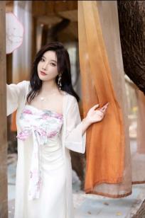 杨晨晨《国风妖精》绝美私房写真，古典扇面与性感曲线的完美碰撞，尽显东方神韵