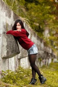 台湾正妹孟洁户外清新写真，露肩红毛衣配黑丝展现甜美邻家气质