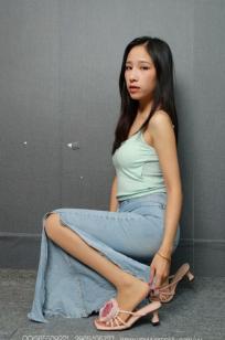 IESS异思趣向美子《黑丝诱惑》：身穿浅蓝牛仔裤搭配丝袜，展现绝美腿部曲线与私房质感 [89P]