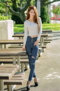 台湾正妹夏晴Miso公园室外写真，紧身破洞牛仔裤秀极致美腿，身姿窈窕，清新撩人，充满初恋感