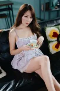 Ashley - 紫色蕾丝吊带私房写真，优雅居家风情黑皮沙发唯美时刻 [118P]