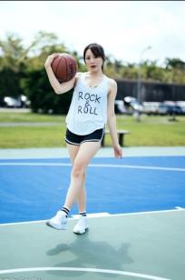 Ashley运动风写真：篮球与滑板少女的夏日户外活力穿搭