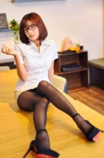 台湾正妹方唯真《OL黑丝短发美女》居家睡衣与职场干练风写真，气质女神绝美演绎