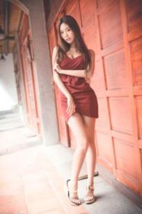 台湾正妹黄上晏剥皮寮户外红裙写真集，优雅气质与修长美腿性感精选