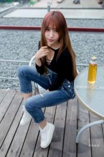 台湾正妹比比儿《牛仔背带裤》户外街拍写真集[45P]，清新甜美展现都市活力魅力