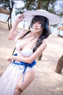 萌妹菌烨tako沙滩度假写真，身穿纯白比基尼搭配遮阳帽，清纯与性感并存的户外海边清凉盛宴