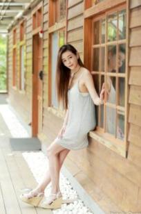 台湾正妹韩羽：清新木屋户外写实，气质美女的优雅柔美时刻