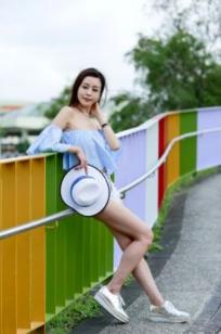 台湾正妹韩羽《圆山花博外拍》清新户外风，浅蓝露肩上衣秀出优雅气质与白嫩美腿，甜美写真集 [57P]
