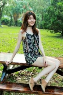 台湾正妹黄品瑄《台湾大学校园外拍》：清纯校服诱惑，元气少女街拍写真