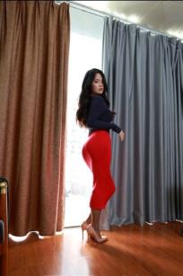 IESS异思趣向 兔兔《红裙翘腿》职业风丝袜美腿，气质女神优雅修身红裙私房大片