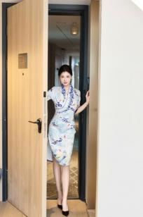 尹甜甜 - 空姐的青花旗袍室内私房诱惑丝袜高跟美腿写真 [73P]